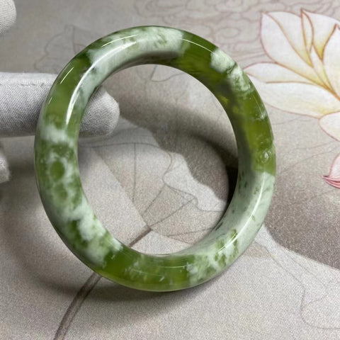 Gelang Gelang Cui Giok Hijau Titi Milkcap Ukuran 59-61mm Lebar 14mm Giok terjadi secara alami Pola acak Termasuk pajak pengiriman.