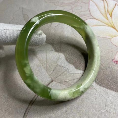 Gelang Gelang Cui Giok Hijau Titi Milkcap Ukuran 62-64mm Lebar 13.2mm Giok adalah batu giok yang terbentuk secara alami Pola acak Sudah termasuk pajak pengiriman.