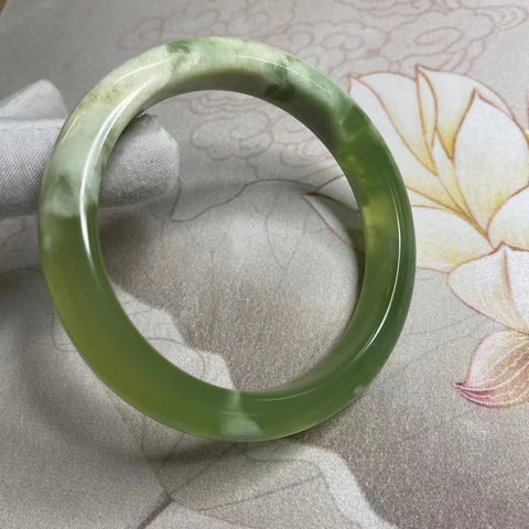 Gelang Gelang Cui Giok Hijau Titi Milkcap Ukuran 64-66mm Lebar 13.1mm Giok terjadi secara alami Pola acak Termasuk pajak pengiriman.