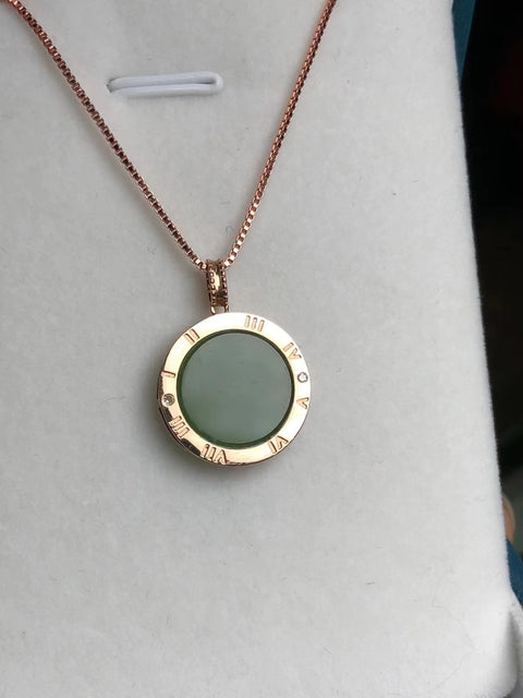 Kalung Plakat Perdamaian dan Keselamatan Hotan Jade Jasper Alami Emas 18 karat dengan berlian Giok itu halus dan hangat Gayanya modis dan serbaguna Ukuran 15,6 * 3,5 mm Termasuk ongkos kirim dan pajak