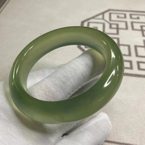 Gelang Hijau Penuh Giok Cui Giok Alami Ukuran 54-56mm Lebar Sisi 15.5mm Giok ini terbentuk secara alami dan polanya acak Sudah termasuk pajak pengiriman.