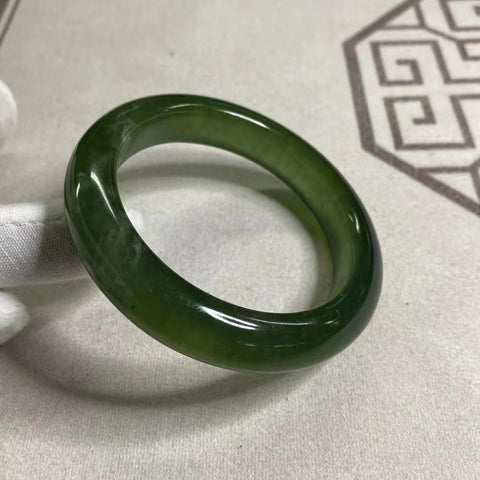 Gelang Bahan Giok Cui Alami 180 Ukuran 54-56mm Lebar 12.8mm Batu giok terbentuk secara alami dan polanya acak Sudah termasuk pajak pengiriman.