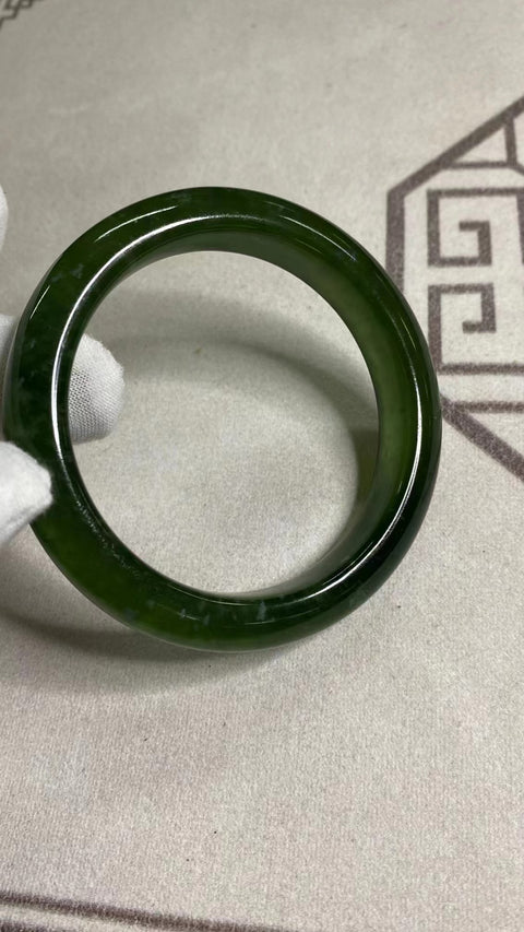 Gelang Giok Cui Alami 180 Bahan Giok Terapung Ukuran 57-59mm Lebar 12.3mm Giok ini terbentuk secara alami dan polanya acak Sudah termasuk pajak pengiriman.