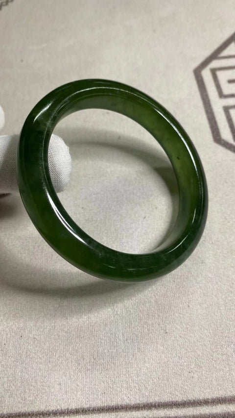 Gelang Giok Cui Alami 180 Bahan Giok Terapung Ukuran 58-60mm Lebar 12.1mm Giok ini alami dan polanya acak Sudah termasuk pajak pengiriman.