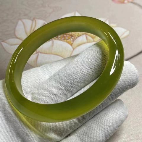 Gelang Fluorescent Jade Cui Alami Ukuran 63-65mm Lebar Sisi 12.5mm Ukuran 64.6mm Batu giok terjadi secara alami Pola acak Pengiriman dan pajak sudah termasuk.
