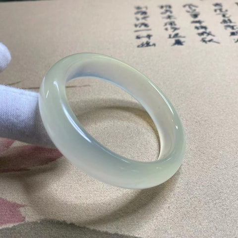 Gelang Bawah Es Giok Cui Giok Alami Ukuran 51-53mm Lebar Sisi 13.7mm Ukuran 52.2mm Giok ini terbentuk secara alami dan polanya acak Sudah termasuk ongkos kirim dan pajak.