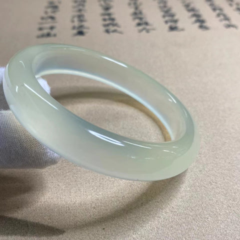 Gelang Bawah Es Giok Cui Giok Alami Ukuran 58-60mm Lebar Sisi 13.3mm Ukuran 59.8mm Giok terbentuk secara alami Pola acak Pengiriman dan pajak sudah termasuk.