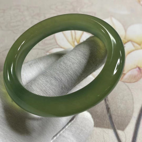 Gelang Hijau Penuh Giok Cui Giok Alami Ukuran 55-57mm Lebar Samping 12.1mm Ukuran 56.9mm Giok ini semuanya terjadi secara alami Pola acak Termasuk pajak pengiriman.