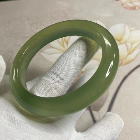 Gelang Hijau Penuh Giok Cui Giok Alami Ukuran 59-61mm Lebar Sisi 12.5mm Ukuran 50.5mm Giok ini semuanya terjadi secara alami Pola acak Sudah termasuk pajak pengiriman.