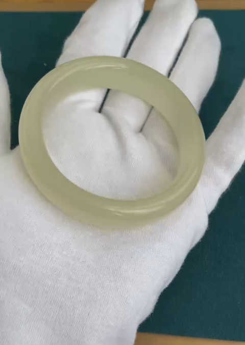 Gelang Giok Cui Halus Alami Ukuran 56mm Giok ini bersih, halus dan hangat Giok ini terbentuk secara alami dan polanya acak Termasuk pajak pengiriman.