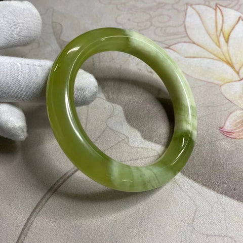 Gelang Giok Ciu Alami Giok bersih dan halus serta hangat Ukuran 55-57mm Ukuran 56.3mm Lebar sisi 11.5mm Giok terbentuk secara alami Pola acak Sudah termasuk pajak pengiriman.