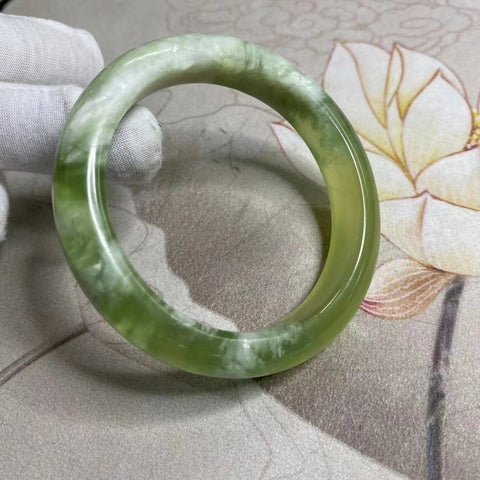 Gelang Batu Giok Ciu Alami Batu giok bersih, halus, dan hangat Ukuran 57-59mm Ukuran 58.9mm Lebar sisi 12.7mm Batu giok terbentuk secara alami Pola acak Sudah termasuk pajak pengiriman.