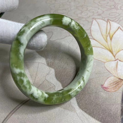 Gelang Giok Ciu Alami Giok bersih, halus dan hangat Ukuran 59-61mm Ukuran 60.4mm Lebar sisi 14.3mm Giok terbentuk secara alami Pola acak Termasuk ongkos kirim dan pajak.
