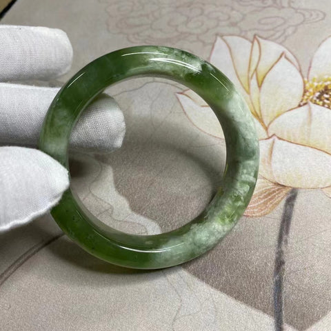 Gelang Giok Ciu Alami Giok bersih dan halus serta hangat Ukuran 56-58mm Ukuran 57.5mm Lebar sisi 15.5mm Giok terbentuk secara alami Pola acak Sudah termasuk pajak pengiriman.