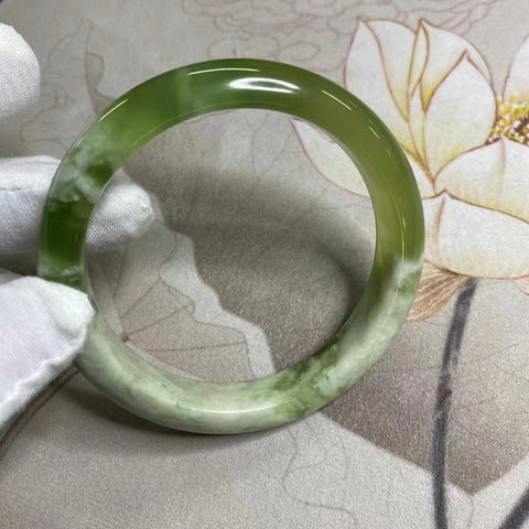 Gelang Giok Ciu Alami Giok bersih dan halus serta hangat Ukuran 64-66mm Ukuran 65.2mm Lebar Samping 12.7mm Giok terbentuk secara alami Pola acak Sudah termasuk pajak pengiriman.