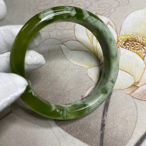 Gelang Giok Ciu Alami Giok bersih dan halus serta hangat Ukuran 63-65mm Ukuran 64.8mm Lebar sisi 15.4mm Giok terbentuk secara alami Pola acak Sudah termasuk pajak pengiriman.