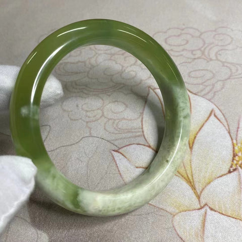 Gelang Batu Giok Ciu Alami Batu giok bersih, halus, dan hangat Ukuran 62-64mm Ukuran 63.1mm Lebar sisi 13.2mm Batu giok terbentuk secara alami Pola acak Sudah termasuk pajak pengiriman.