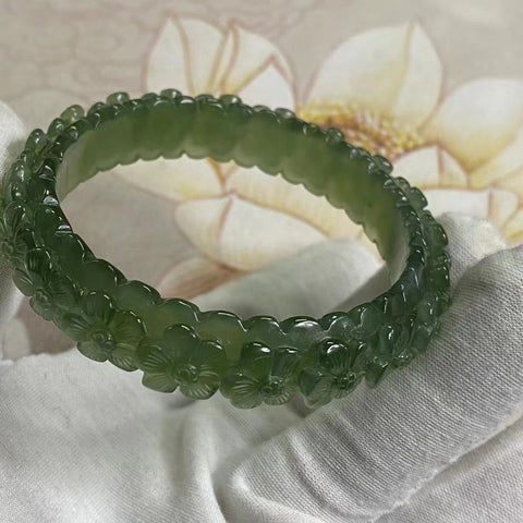 Gelang Ukiran Batu Giok Cui Alami Berukir Hijau Penuh Kekayaan dan Kedamaian Ukuran 57-59mm Ukuran 58.1mm Lebar Sisi 13mm Batu giok terbentuk secara alami Pola acak Termasuk ongkos kirim dan pajak.