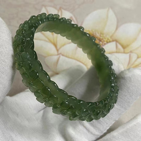 Gelang Ukiran Batu Giok Cui Alami Berukir Hijau Penuh Kekayaan dan Kedamaian Ukuran 57-59mm Ukuran 58.1mm Lebar Sisi 13mm Batu giok terbentuk secara alami Pola acak Termasuk ongkos kirim dan pajak.