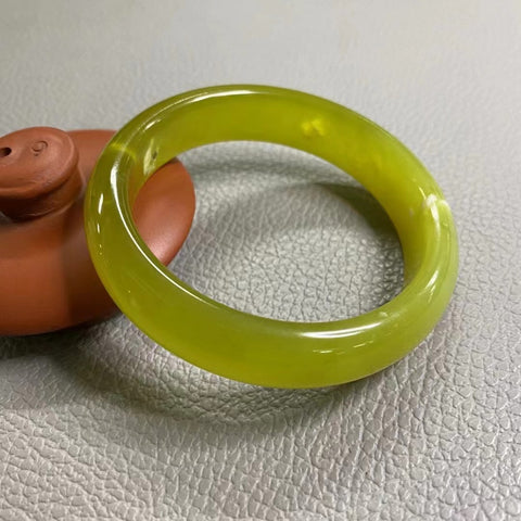 Gelang Bunga Emas Penuh Giok Cui Giok Alami Ukuran 53-55mm Ukuran 54.8mm Lebar Sisi 13.7mm Giok secara alami Pola Bunga Acak Sudah termasuk pajak pengiriman.