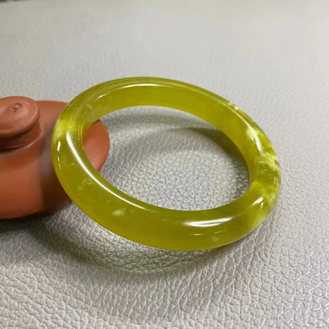 Gelang Bunga Giok Cui Giok Emas Penuh Ukuran 56-58mm Ukuran 57.2mm Lebar Sisi 11mm Batu giok muncul secara alami dan polanya acak Sudah termasuk ongkos kirim dan pajak.