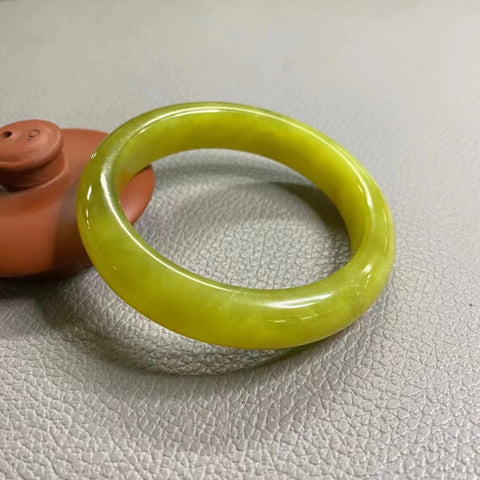 Gelang Bunga Giok Cui Giok Emas Penuh Ukuran 56-58mm Ukuran 57.4mm Lebar Sisi 13mm Batu giok muncul secara alami dan polanya acak Sudah termasuk ongkos kirim dan pajak.