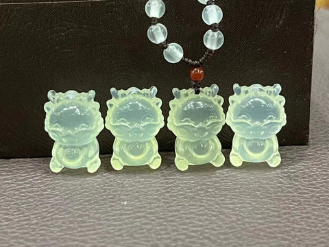 Liontin giok alami dengan naga kecil, giok yang bersih dan halus, semoga sukses di tahun naga, sudah termasuk ongkos kirim dan pajak.