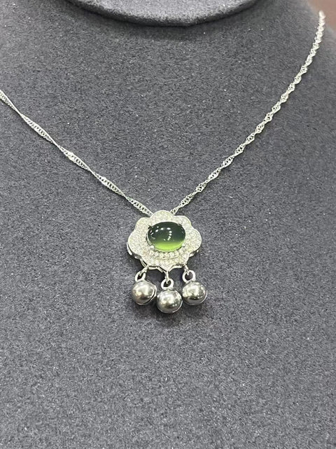 Kalung Kunci Bunga Giok Cui Penuh dengan berlian dan perak 925, gaya yang indah dan giok halus.