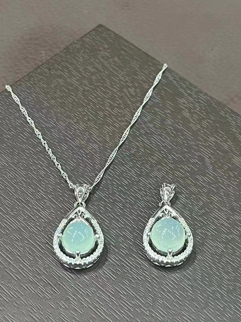 Liontin giok Cui alami dengan es biru dan tatahan perak, ukuran telur: 8,3 mm termasuk pajak pengiriman