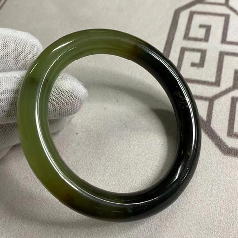 Gelang Gelang Giok Cui Alami Warna Cantik Alami Ukuran 56-58mm Ukuran 57.3mm Lebar Samping 10.5mm Giok semuanya terjadi secara alami Pola acak Sudah termasuk pajak pengiriman.
