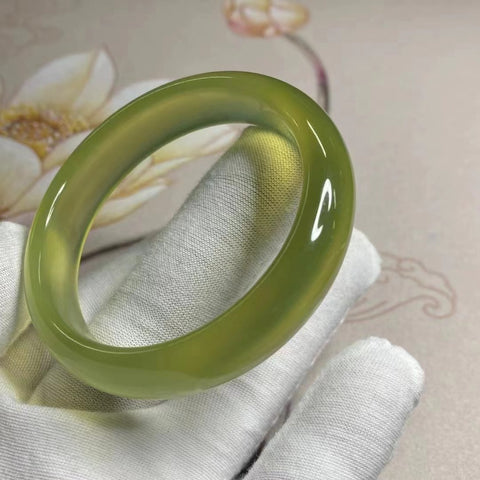 Gelang Giok Cui Alami Tembus Cahaya Tembus Ukuran 50-53mm Ukuran 51.8mm Lebar Sisi 13mm Giok terbentuk secara alami Pola acak Pengiriman dan pajak sudah termasuk.