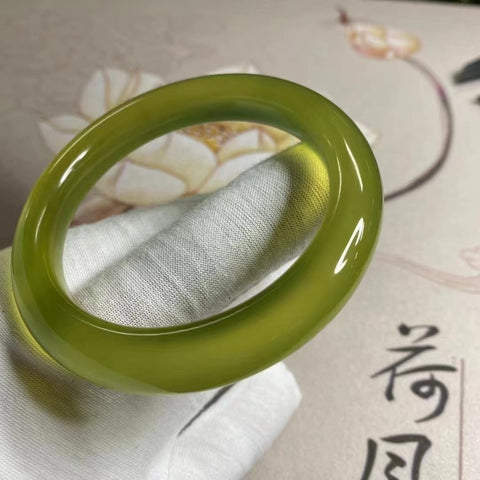 Gelang Giok Ciu Alami Tembus Cahaya Ukuran Tembus 55-57mm Ukuran 56.8mm Lebar 11.8mm Giok terjadi secara alami Pola acak Pengiriman dan pajak sudah termasuk.