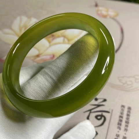 Gelang Giok Ciu Alami Berpendar dan Tembus Cahaya Ukuran 57-59mm Ukuran 58.2mm Lebar Sisi 13.3mm Batu giok terbentuk secara alami Pola acak Pengiriman dan pajak sudah termasuk.