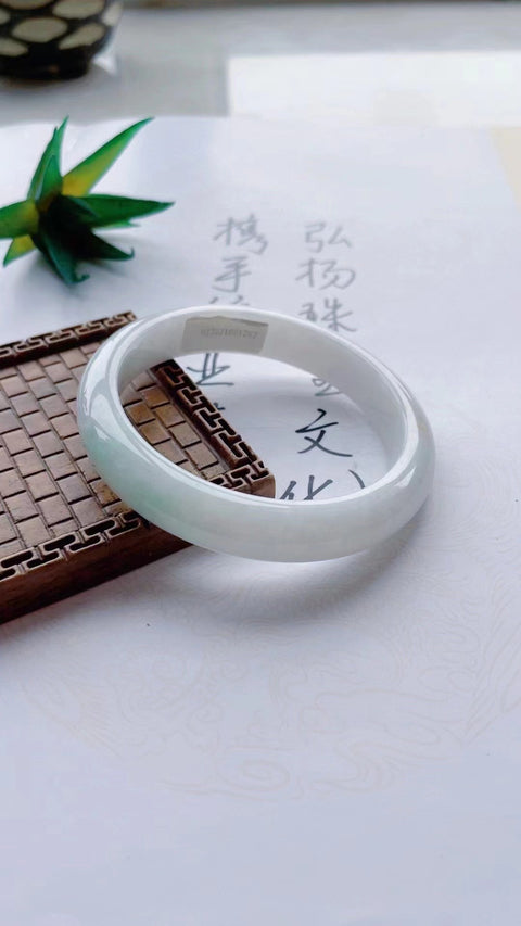 Gelang barang dari batu giok alami Bahan lubang tua Bagian bawah batu giok halus dan hangat Batu giok bersih dan penuh dengan kepala air Ukuran 57mm Batu giok terbentuk secara alami Pola acak sudah termasuk pajak pengiriman