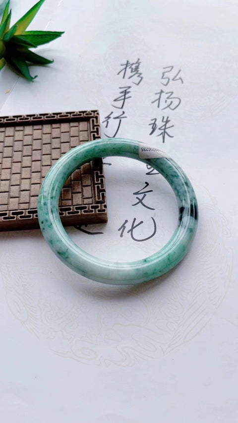 Gelang barang dari batu giok alami Bahan lubang tua Bagian bawahnya halus dan hangat Batu giok bersih dan penuh dengan kepala air Ukuran 55,5 mm Batu giok terbentuk secara alami Pola acak Termasuk ongkos kirim dan pajak