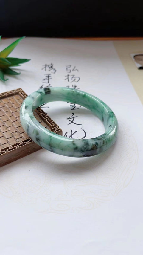 Gelang barang dari batu giok alami Bahan lubang tua Bagian bawahnya halus dan hangat Batu giok bersih dan penuh dengan kepala air Ukuran 57,3 mm Batu giok ini memiliki pola alami yang acak Termasuk ongkos kirim dan pajak