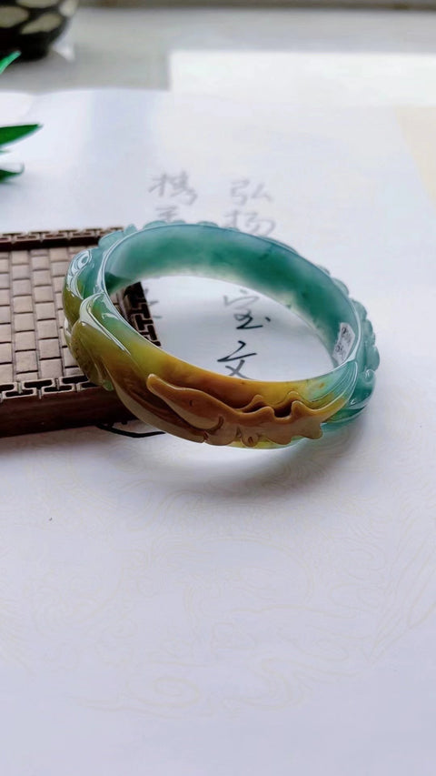 Gelang ukiran batu giok alami Bahan lubang tua Bagian bawahnya halus dan hangat Batu giok bersih dan penuh dengan kepala air Ukuran 55mm Batu giok terbentuk secara alami Pola acak Termasuk ongkos kirim dan pajak