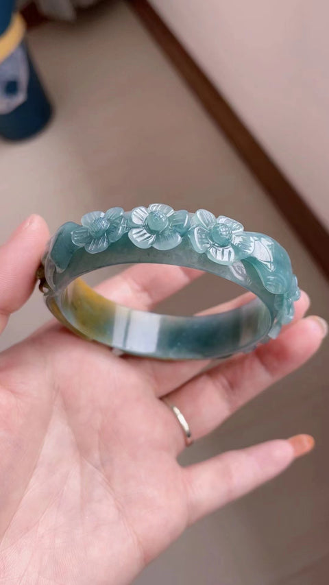Gelang ukiran batu giok alami Bahan lubang tua Bagian bawahnya halus dan hangat Batu giok bersih dan penuh dengan kepala air Ukuran 55mm Batu giok terbentuk secara alami Pola acak Termasuk ongkos kirim dan pajak