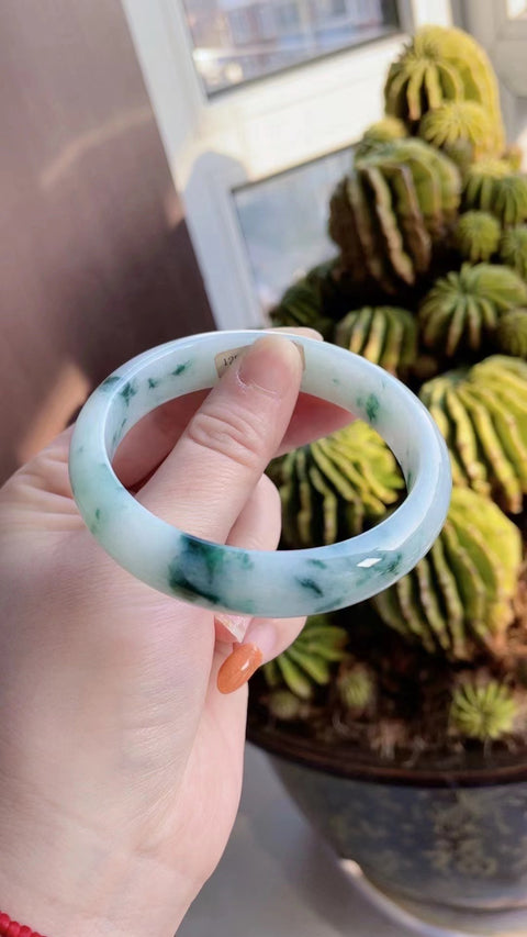 Gelang barang dari batu giok alami Bahan lubang tua Bagian bawahnya halus dan hangat Batu giok bersih dan penuh dengan kepala air Ukuran 58,7 mm Batu giok terbentuk secara alami Pola acak sudah termasuk pajak pengiriman