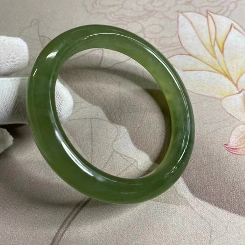 Gelang Giok Cui Alami 180 Bahan Giok Terapung Ukuran 65-67mm Ukuran 66.6mm Lebar Samping 12.2mm Giok ini semuanya terbentuk secara alami Pola acak Sudah termasuk pajak pengiriman.