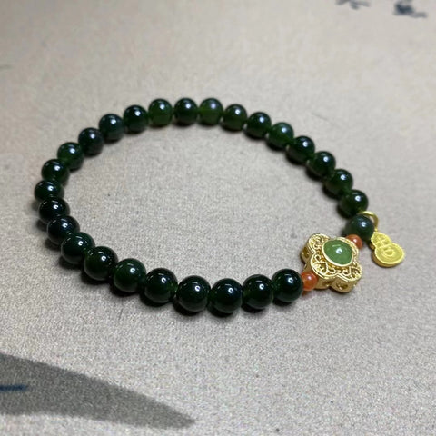 Gelang giok yang dibuat dengan indah dengan aksesoris berwarna yang diawetkan dengan indah Ukuran 6mm Termasuk ongkos kirim dan pajak.