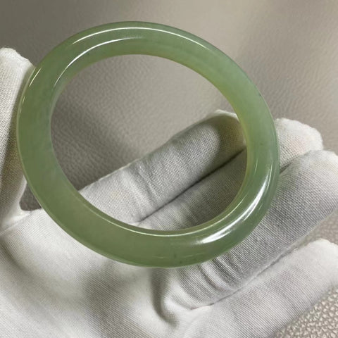 Gelang Hijau Es Giok Cui Giok Alami Ukuran 61-63mm Ukuran 62.1mm Lebar Sisi 9.8mm Giok terjadi secara alami Pola acak Pengiriman dan pajak sudah termasuk.