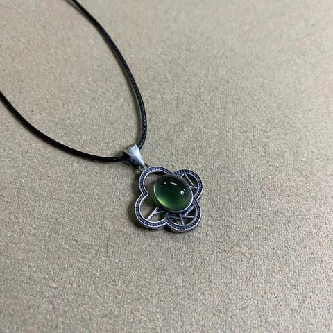 Kalung Giok Cui Giok 180 Semanggi dari 924 Perak Ukuran 26 * 19mm Giok bersih dan halus Termasuk ongkos kirim dan pajak.