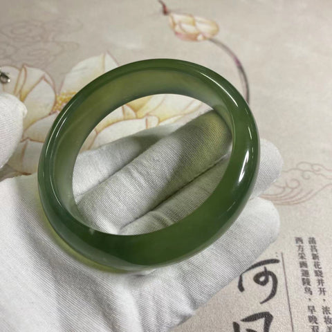 Gelang yang dibuat dengan indah dari batu giok Ciu alami dengan kaliber yang sesuai dengan cincin 60-62, lebar 17mm di bagian samping, ukuran 61,5 mm Batu giok ini terbentuk secara alami dan polanya acak Sudah termasuk ongkos kirim dan pajak