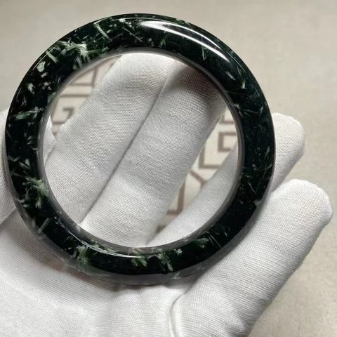 Gelang Bunga Bambu Hijau Tua Giok Cui Giok Alami Ukuran 55-57mm Ukuran 56.5mm Lebar Sisi 10mm Giok terjadi secara alami Pola acak Pengiriman dan pajak sudah termasuk.