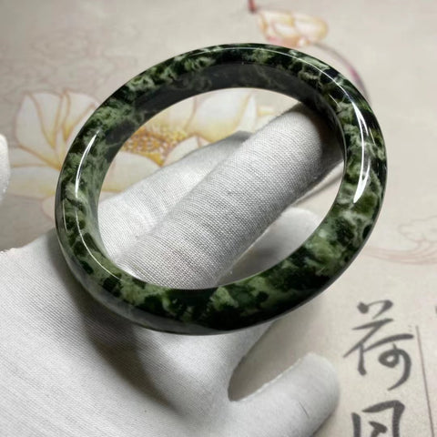 Gelang Macan Tutul Hijau Tua Giok Cui Giok Alami Ukuran 61-63mm Ukuran 62.7mm Lebar Sisi 12.5mm Giok adalah semua yang terjadi secara alami Pola acak termasuk pajak pengiriman