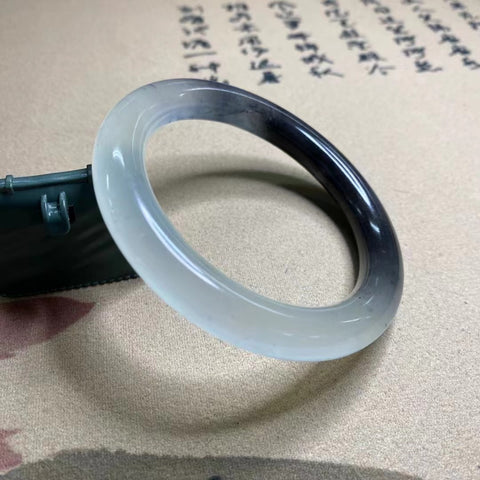 Gelang Garis Bulat Gemuk Tinta Giok Cui Alami di Atas Es Ukuran 59-61mm Ukuran 60.3mm Lebar Sisi 10.3mm Giok adalah semua yang terjadi secara alami Pola adalah acak Termasuk Pajak Pengiriman