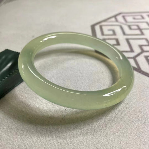 Gelang Hijau Fluorescent Jade Cui Alami Ukuran 54-56mm Ukuran 55.6mm Lebar Samping 8.8mm Batu giok ini semuanya terjadi secara alami Pola acak termasuk pajak pengiriman