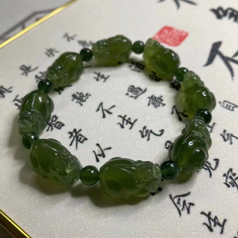 Gelang Pemberani Giok Cui Alami Menangkal roh jahat dan membuat Anda tetap aman Ukuran 20 * 12.7mm Termasuk ongkos kirim dan pajak.