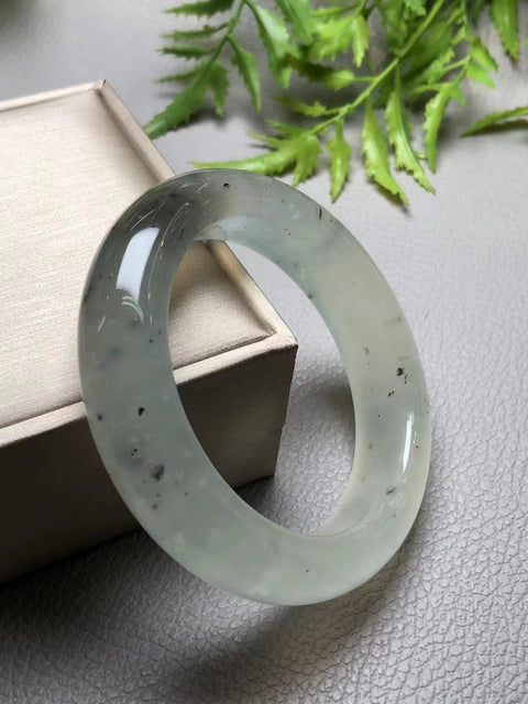 Gelang Tinta Giok Cui Jade Alami dan Gelang Bunga Terapung Es Ukuran 57,8 * 16,3 * 11,3 mm Batu giok ini terbentuk secara alami dan polanya acak. Termasuk ongkos kirim dan pajak.